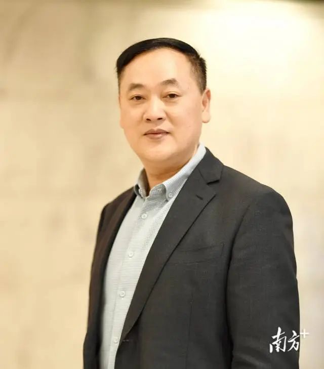 謝有順，男，漢族，1972年7月生，福建長汀人。先后畢業(yè)于福建師大和復旦大學中文系，獲文學博士學位。曾任廣東省作家協(xié)會創(chuàng)作研究部副主任、一級作家，2006年起任中山大學中文系教授、博士生導師。  先后入選中宣部文化名家暨“四個一批”人才、國務院特殊津貼專家、教育部“長江學者”特聘教授等。兼任中國作家協(xié)會文學理論批評委員會副主任、中國小說學會副會長。  主要從事中國當代文學和文化研究。在《文學評論》等刊發(fā)表學術論文三百多篇，其中十幾篇論文被《新華文摘》全文轉載。著有《成為小說家》《散文中的心事》《文學的深意》等著作二十幾部，主編《中國當代作家論》等叢書多套。主持多個國家社科基金項目。曾獲馮牧文學獎、中國文聯(lián)“啄木鳥杯”優(yōu)秀論著獎、莊重文文學獎等多個獎項。