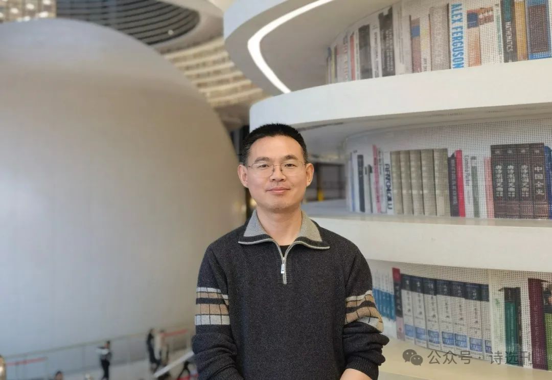 宋煜，本名宋立理，河北隆堯人，中國作家協(xié)會會員、河北省作家協(xié)會會員。曾出版長篇小說《穿越玫瑰》，詩歌散見于《詩刊》《星星》《揚子江詩刊》《詩選刊》等刊物，曾入選河北文學排行榜·詩歌榜。