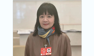 全國(guó)政協(xié)委員、中國(guó)視協(xié)副主席、上影集團(tuán)編劇王麗萍