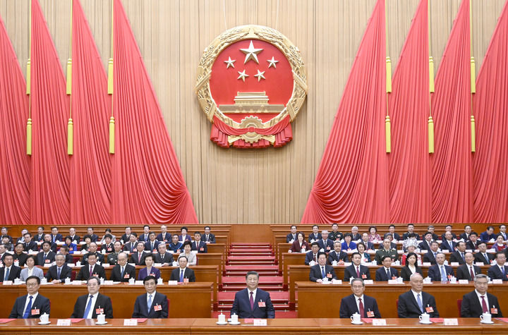 3月11日下午，第十四屆全國人民代表大會第三次會議在北京人民大會堂閉幕。黨和國家領(lǐng)導人習近平、李強、王滬寧、蔡奇、丁薛祥、李希、韓正等在主席臺就座。新華社記者 李學仁 攝
