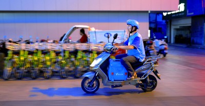 “外賣詩人”王計(jì)兵奔馳在送外賣路上。資料圖片