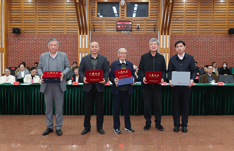 束沛德、畢飛宇、孫甘露、阿英長孫錢榮毅向中國現(xiàn)代文學館捐贈珍貴文獻，王軍接受捐贈