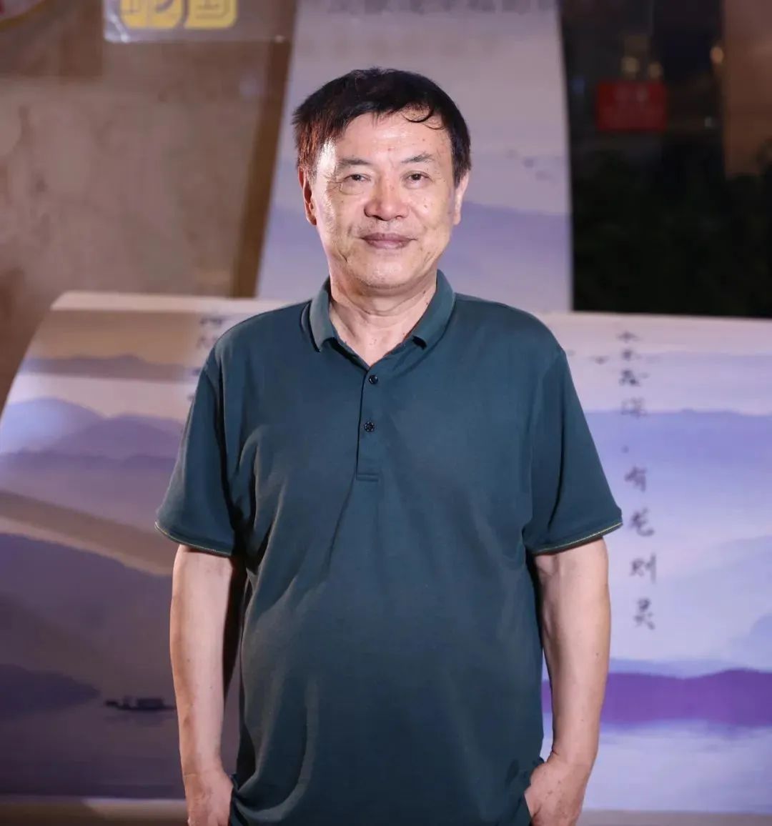 陸健，中國傳媒大學教授，中國詩歌學會常務理事。20世紀80年代初開始發(fā)表作品，先后創(chuàng)作發(fā)表詩歌、散文、評論等作品近千件，出版《窗戶嘹亮的聲音》《名城之門》等詩集與文藝評論集近30部，逐步形成了“紀實性詩歌”的寫作風格。