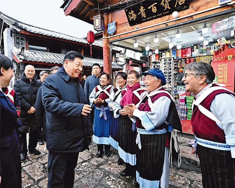 2025年3月19日至20日，中共中央總書(shū)記、國(guó)家主席、中央軍委主席習(xí)近平在云南考察。這是19日下午，習(xí)近平在麗江古城考察時(shí)，與當(dāng)?shù)鼐用裼H切交流。 新華社記者 燕雁/攝