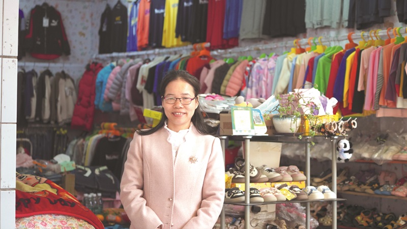 溫雄珍經(jīng)營著她的童裝店
