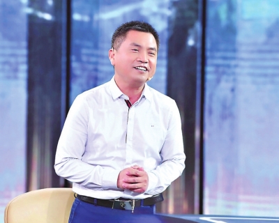 彭學(xué)明：中國作家協(xié)會原創(chuàng)聯(lián)部主任，中國作家協(xié)會散文創(chuàng)作委員會副主任，全國第九、十屆人大代表。主要代表作：長篇紀(jì)實(shí)散文《娘》、長篇小說《爹》、散文集《我的湘西》《祖先歌舞》、報告文學(xué)《人間正是艷陽天》等，先后獲中宣部“五個一工程”獎、中國政府出版獎、中國年度好書獎、中國圖書獎、全國少數(shù)民族文學(xué)駿馬獎、《人民文學(xué)》獎、郭沫若文學(xué)藝術(shù)獎等，多篇作品被收錄進(jìn)大、中學(xué)語文教材、中高考試題，并譯成英、法、俄、日、阿拉伯、匈牙利、哈薩克、意大利等文字在十多個國家出版。