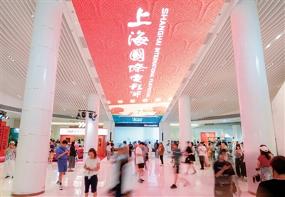 第二十七屆上海國際電影節(jié)期間，上海影城里人來人往。  　　主辦方供圖