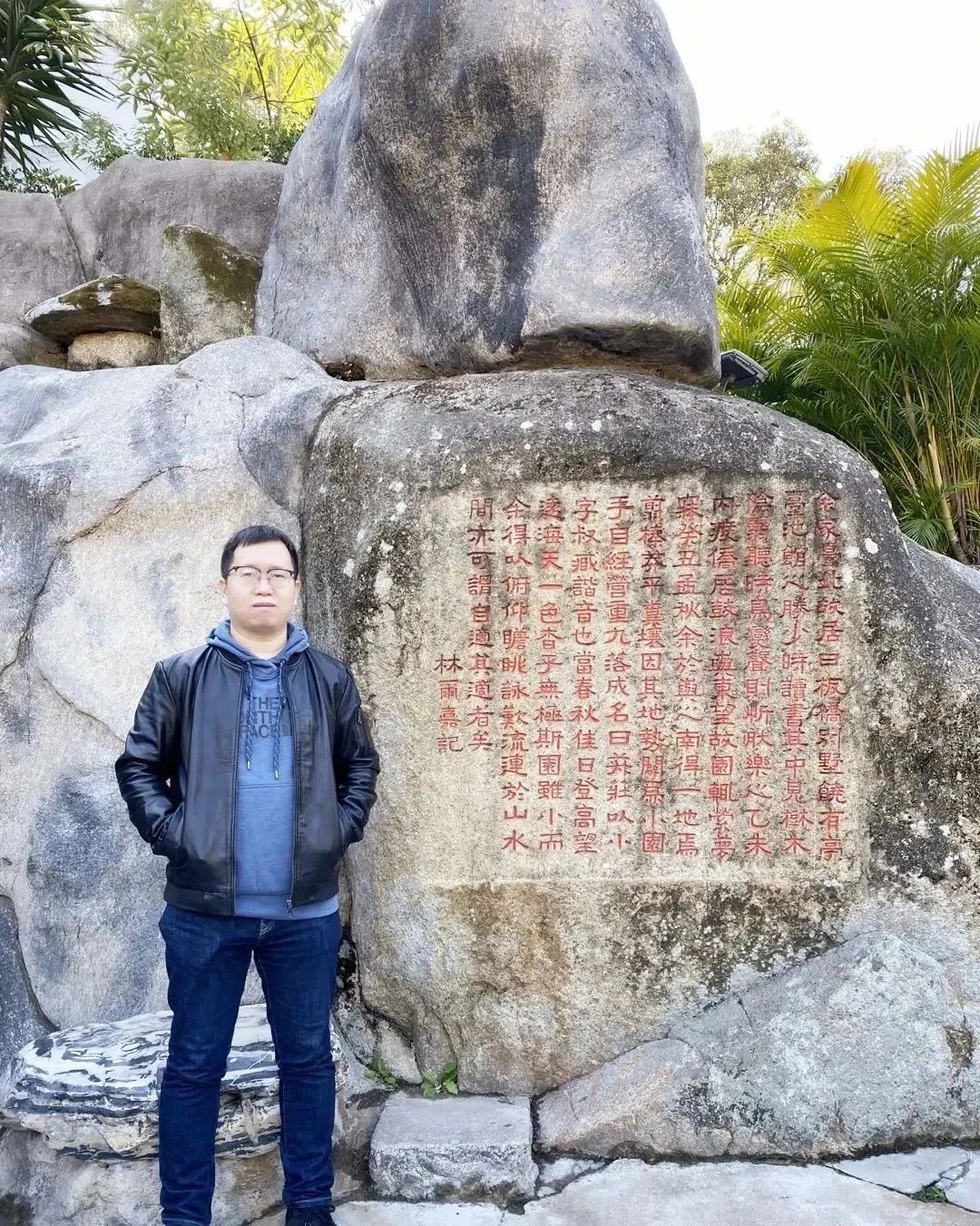 張象，中國作協(xié)會員，山西文學院簽約作家。小說見于《十月》《上海文學》《青年文學》等刊物，出版作品有《外省青年》等三部。