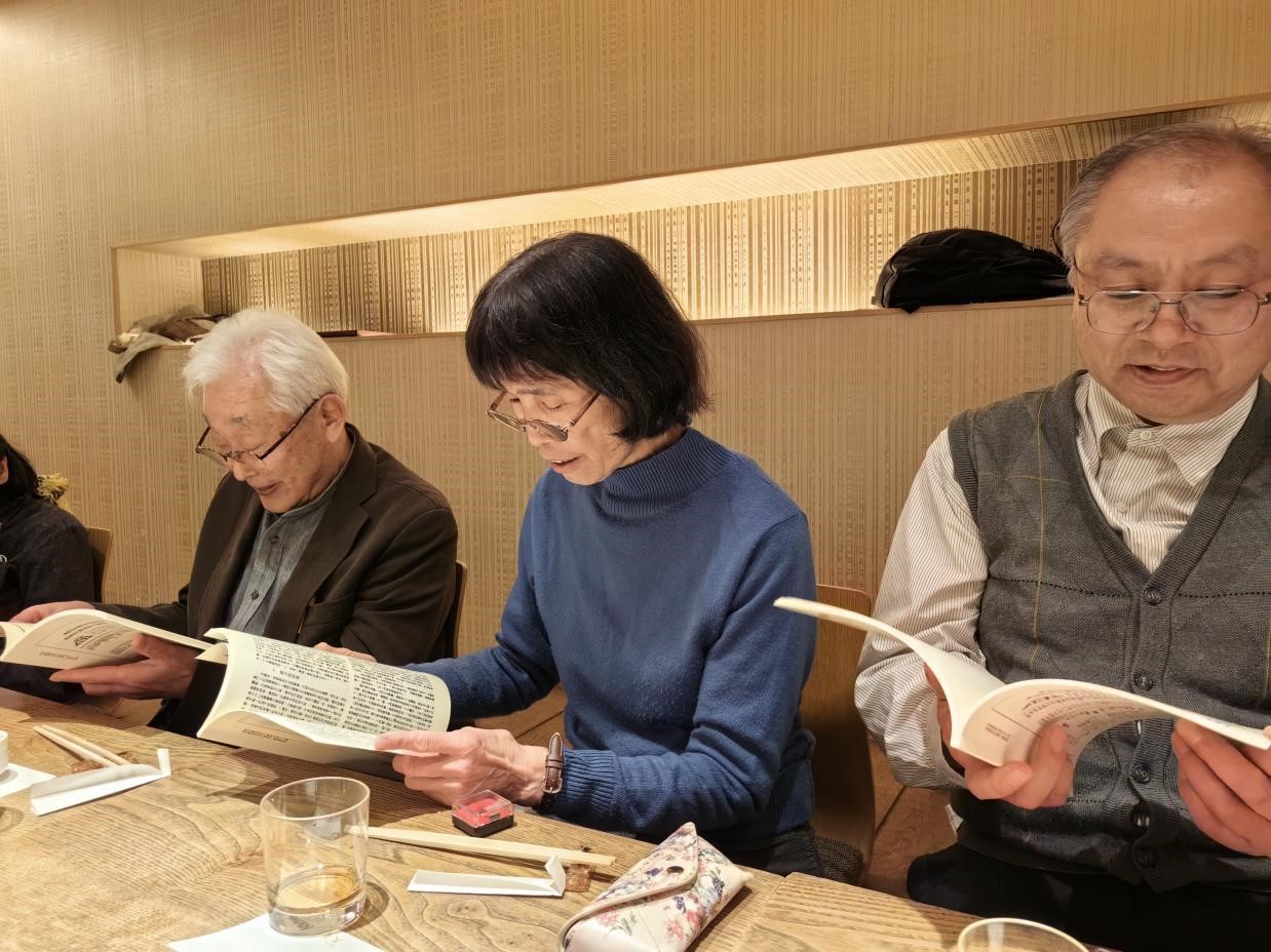 4月13日-16日，中國作家代表團訪問日本“《人民文學(xué)》讀書會”并贈送雜志創(chuàng)刊號復(fù)刻版，帶去雜志社對老讀者的問候。該讀書會成立于20世紀80年代，至今堅持閱讀研究《人民文學(xué)》