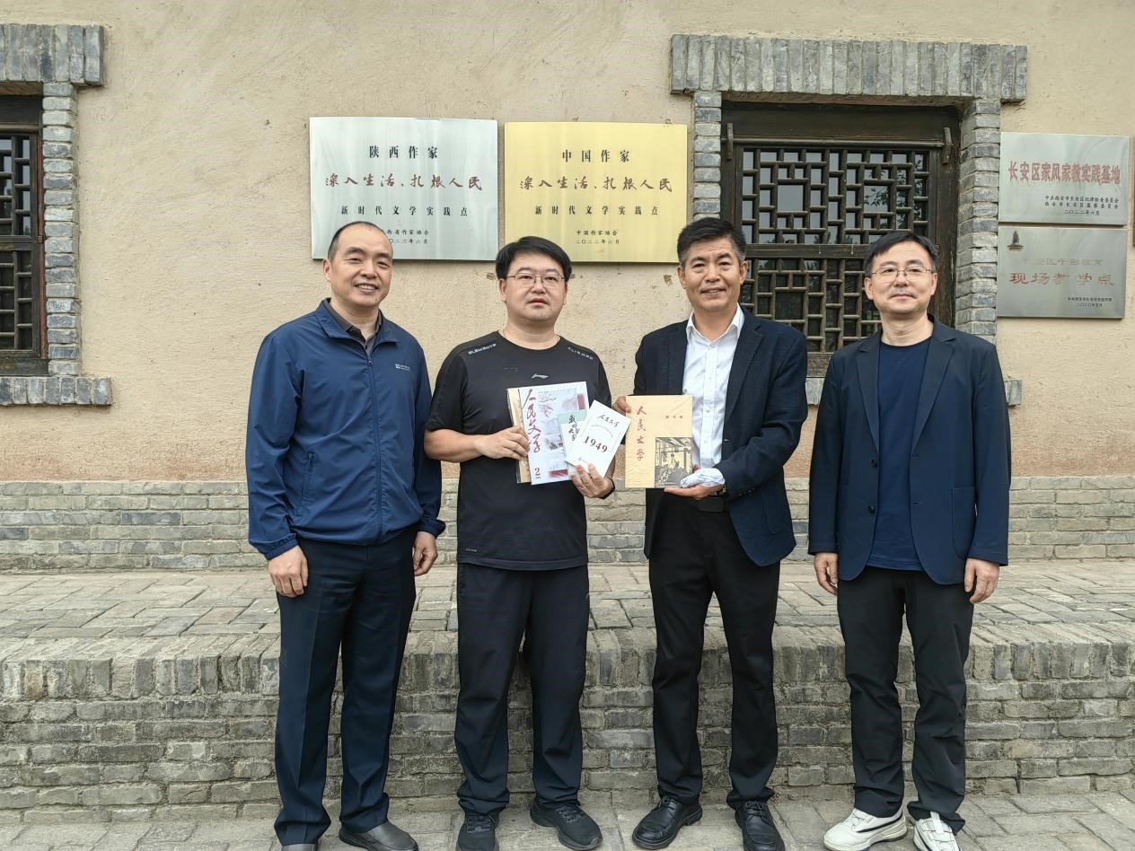 5月27日，《人民文學(xué)》參加中國作家“深入生活、扎根人民”新時代文學(xué)實踐點工作會暨現(xiàn)場調(diào)研活動，為西安市長安區(qū)柳青紀念館贈送新刊及創(chuàng)刊號復(fù)刻本、手賬本等文創(chuàng)