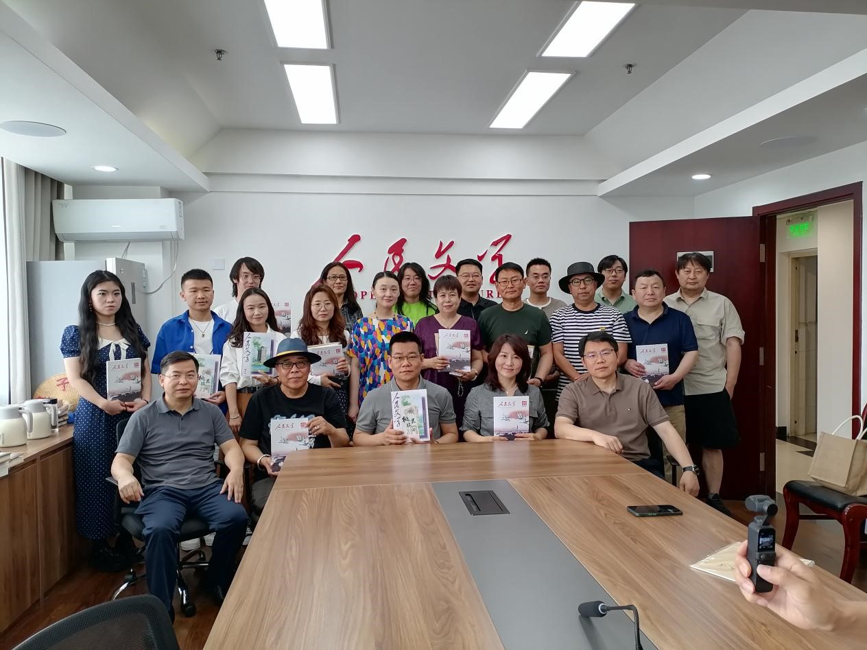 6月30日，內(nèi)蒙古《草原》雜志社攜“草原十二騎手”作家代表走進《人民文學(xué)》交流辦刊經(jīng)驗