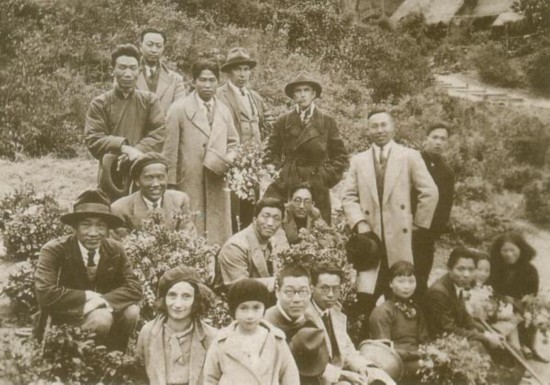 1936年林風(fēng)眠帶領(lǐng)杭州國(guó)立藝專教師們到超山郊游并憑吊吳昌碩墓（前排左起為林風(fēng)眠、妻子艾麗絲、女兒蒂娜）林風(fēng)眠（約1930年代）