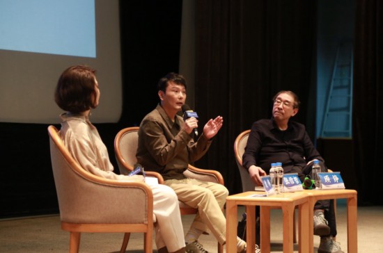 上圖講座現(xiàn)場，左起依次是主持沈祎；歌手、收藏家張信哲；復(fù)旦大學(xué)新聞學(xué)院教授顧錚。