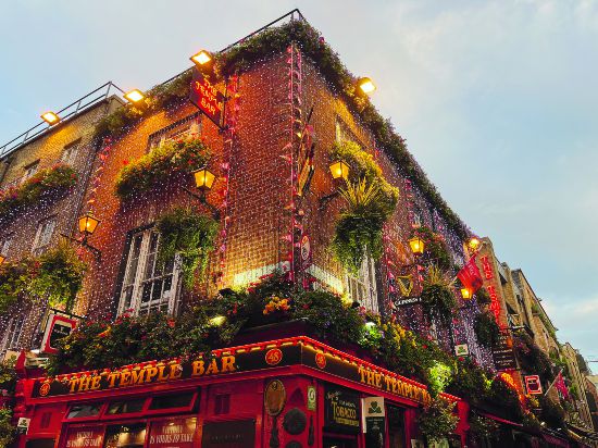圣殿酒吧：都柏林有上千家酒吧，每到傍晚時分，市中心的圣殿酒吧（Temple Bar）街區(qū)總是熱鬧非凡，人數(shù)最多的恐怕要數(shù)同名的圣殿酒吧。